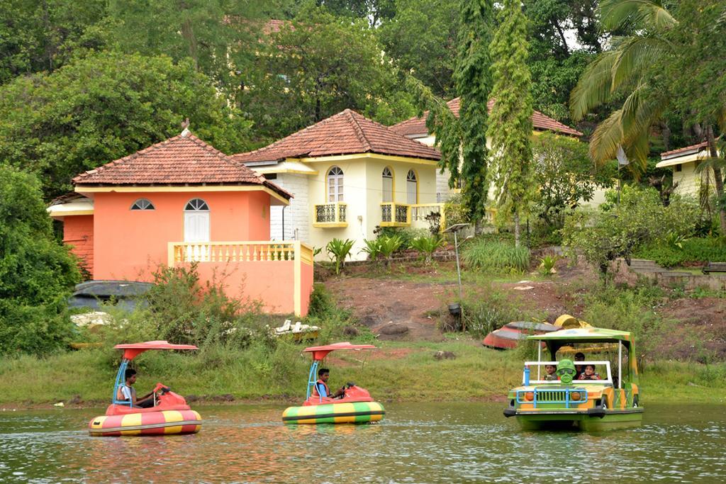 Mayem Lakeview Hotel Goa Ngoại thất bức ảnh