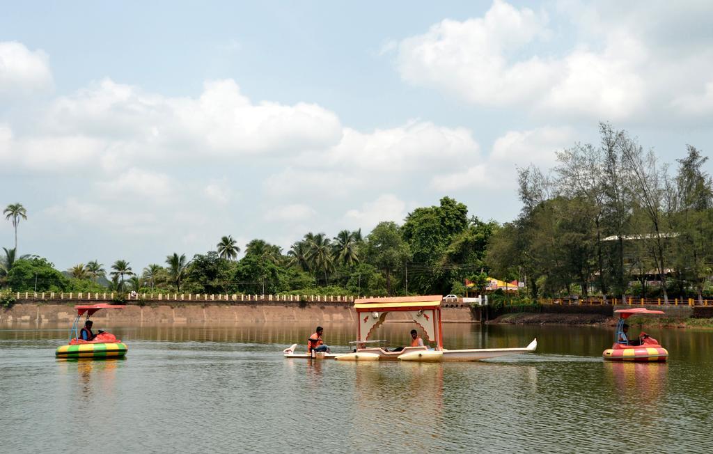 Mayem Lakeview Hotel Goa Ngoại thất bức ảnh