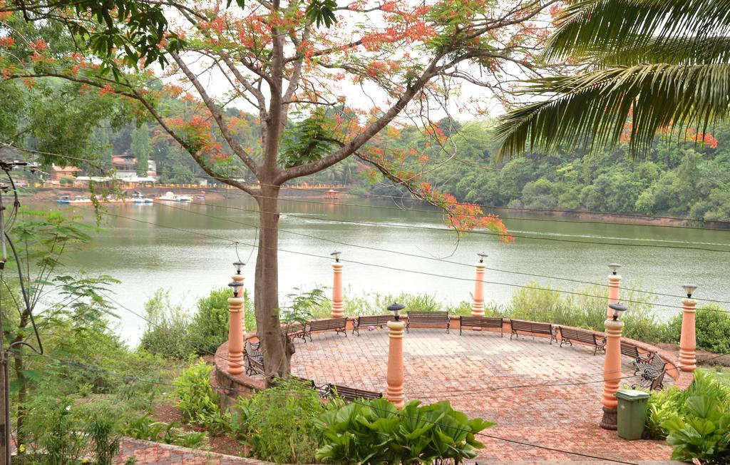 Mayem Lakeview Hotel Goa Ngoại thất bức ảnh