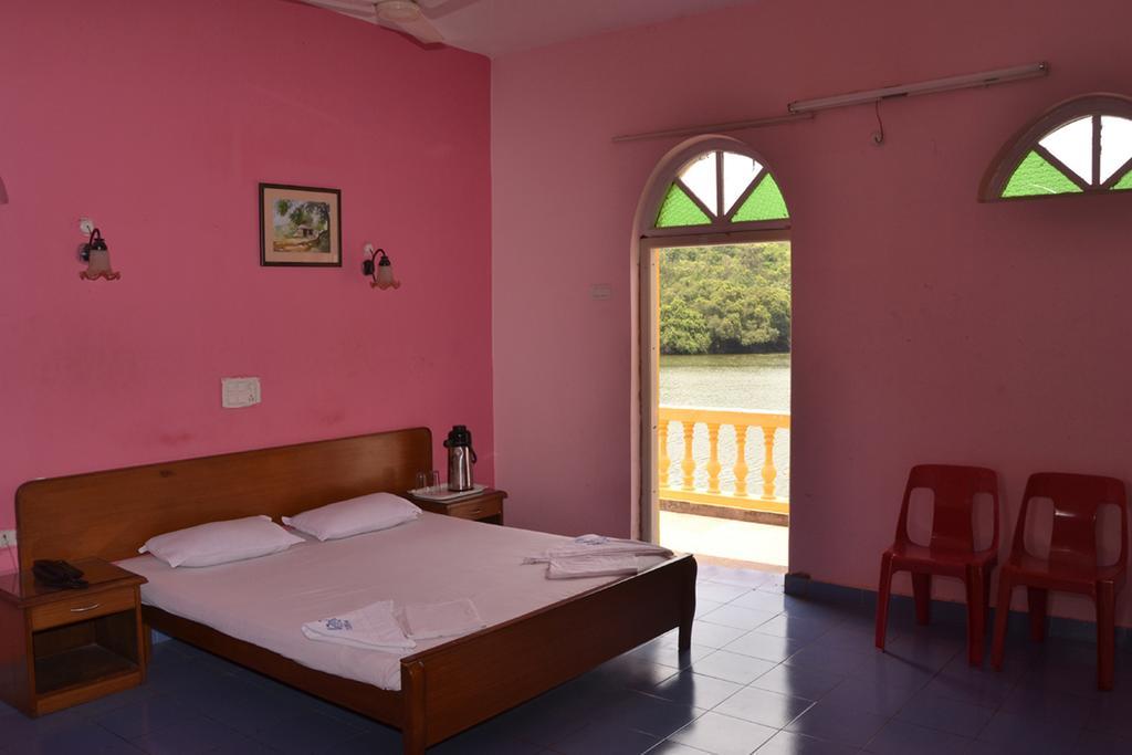 Mayem Lakeview Hotel Goa Phòng bức ảnh
