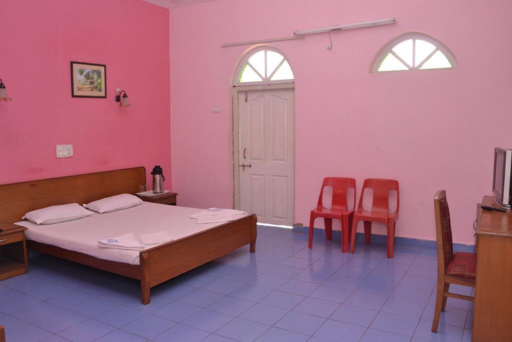 Mayem Lakeview Hotel Goa Ngoại thất bức ảnh