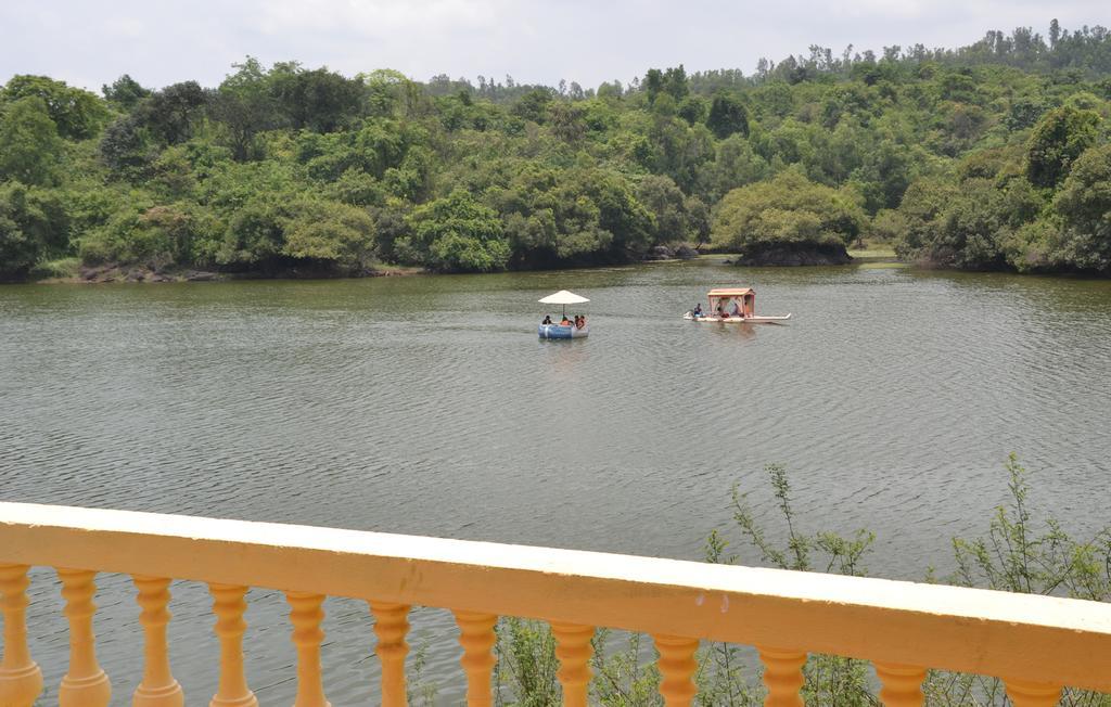 Mayem Lakeview Hotel Goa Ngoại thất bức ảnh