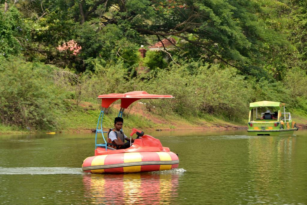 Mayem Lakeview Hotel Goa Ngoại thất bức ảnh